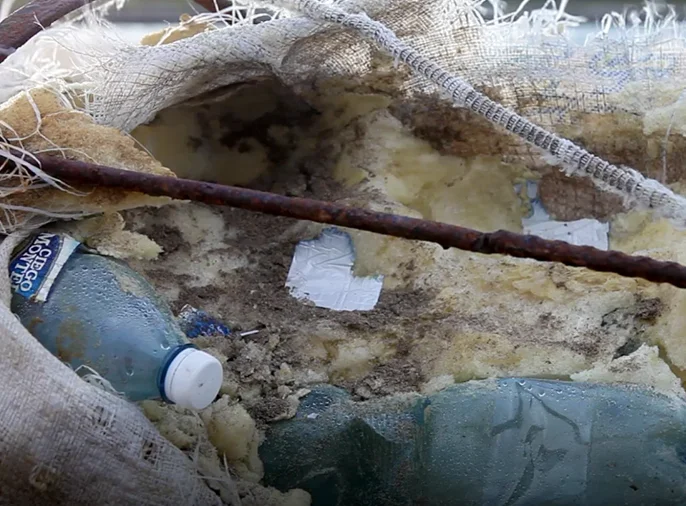 photo showing cuban water bottle used as buoyancy for the boat